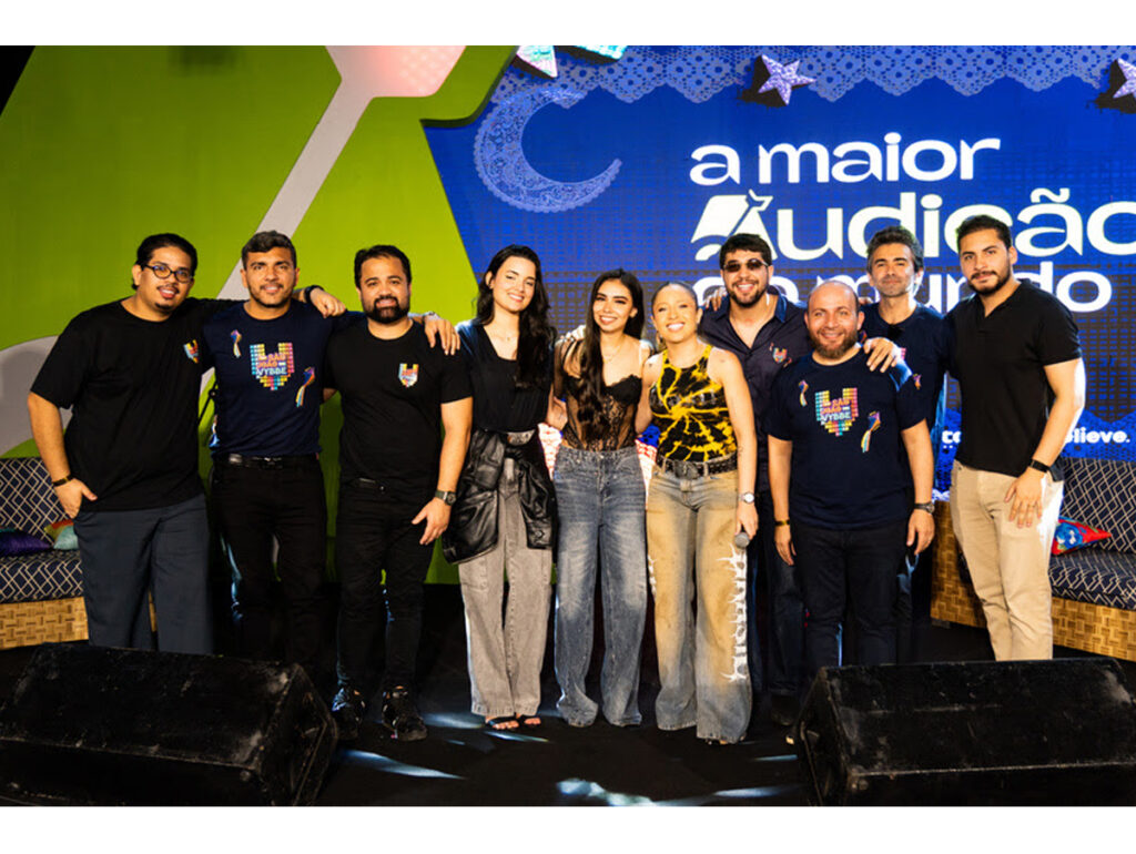 Mari Fernandez e Léo Foguete premiam Duda Borges e Bruna Nogueira, compositora e intérprete, após reality na Casa Vybbe, em Campina Grande