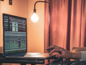 Sample, produção musical, estúdio caseiro