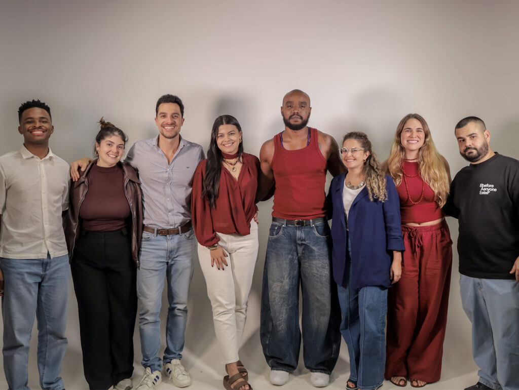 Celo Dut e o time da Sony Music Brasil celebram a parceria