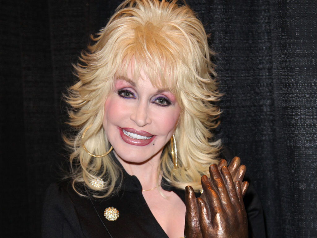 Dolly Parton aceitando o Applause Award em 2010