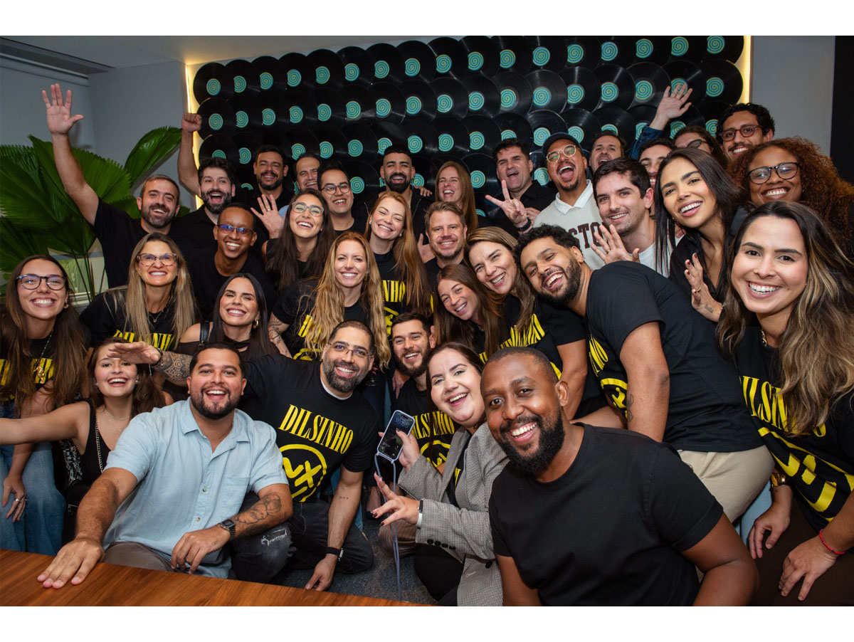 Equipe Som Livre com Dilsinho (Crédito: André Rola)