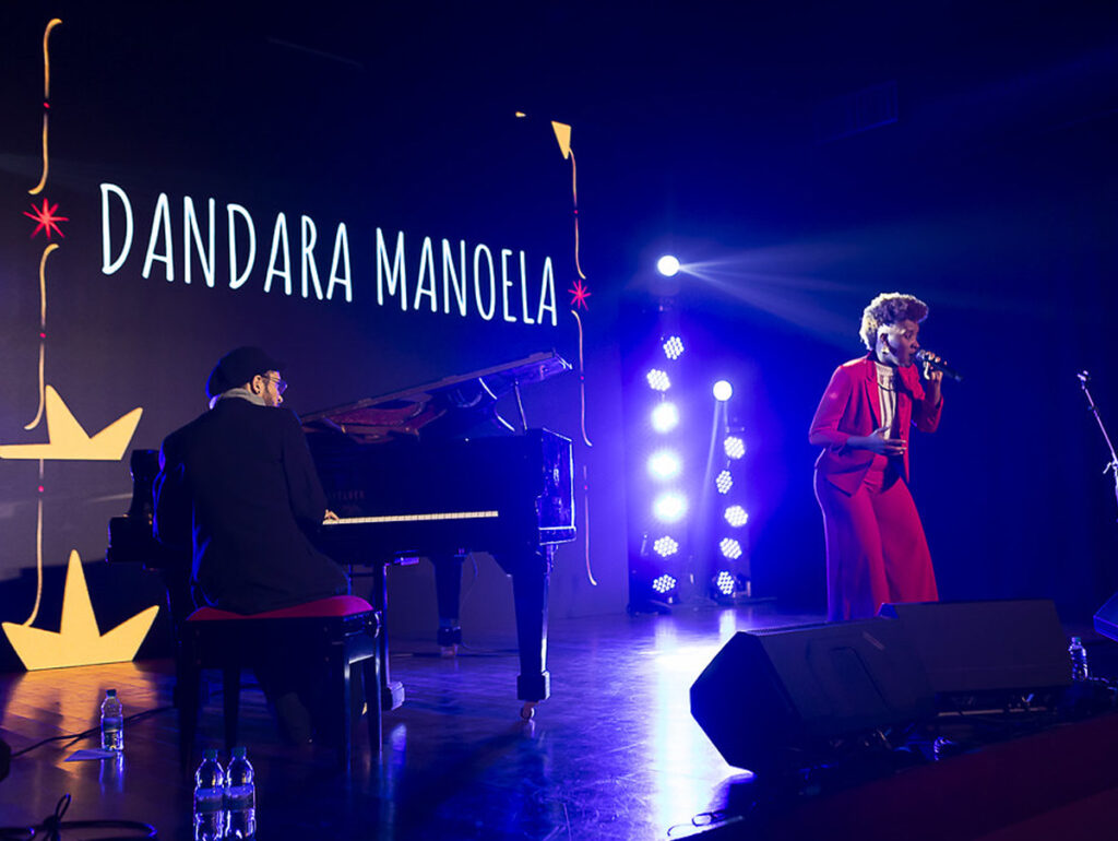 Dandara Manoela se apresenta no showcase da FIMS
