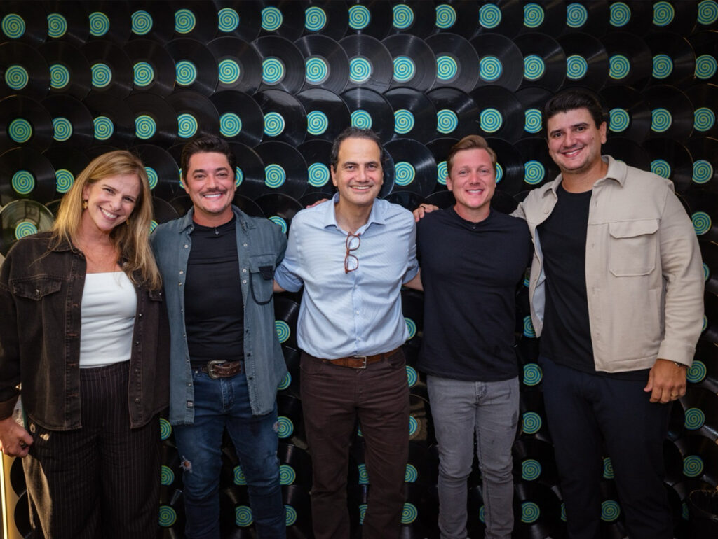 Da esquerda para a direita: Tatiana Cantinho (SVP Som Livre), George Henrique (artista), Fernando Cabral (CEO Sony Music Entertainment), Rodrigo (Artista) e Douglas Moura (Empresário da Dupla). Foto: Divulgação/Som Livre