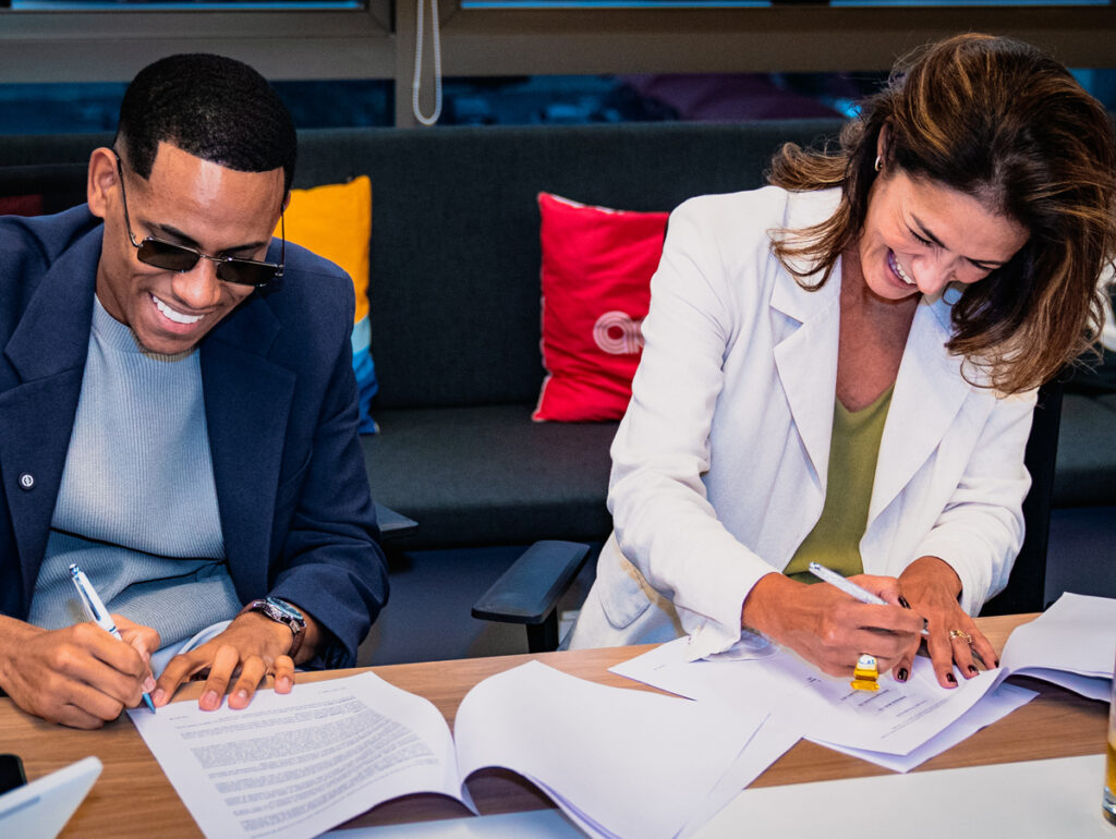 Netto Brito e Leila Oliveira assinam contrato na Warner Music